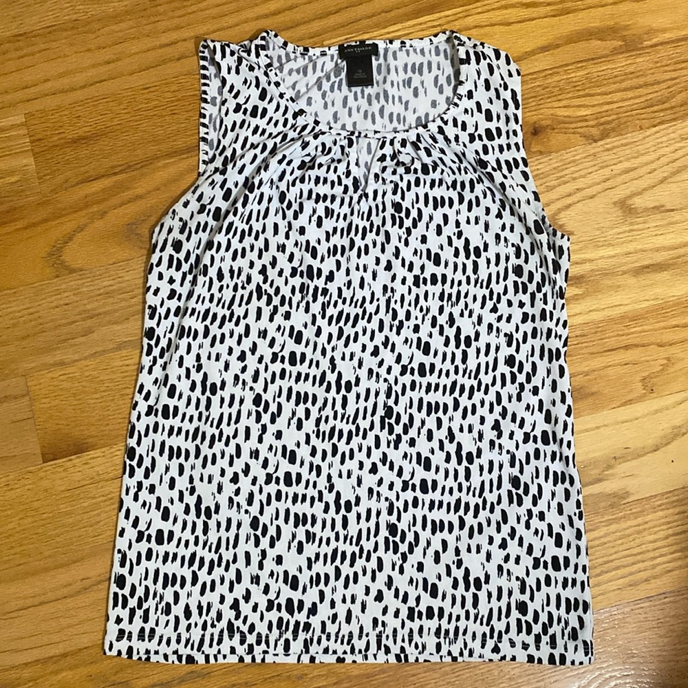 Ann Taylor sleeveless top with keyhole neck size XS B&W